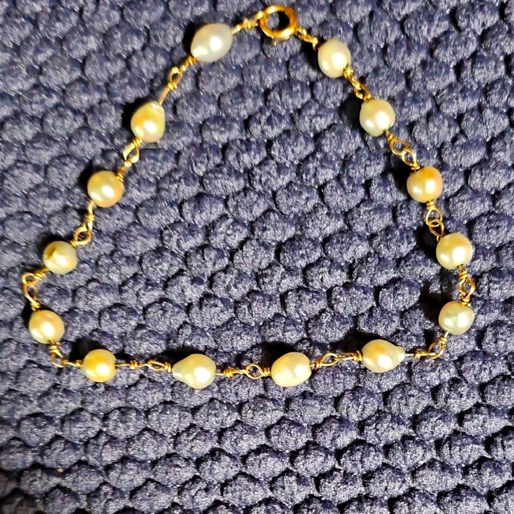 Elegant Gold and Freshwater Pearl Bracelet